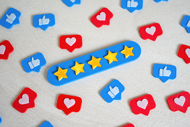 Vijfsterrenbeoordeling tussen likes en hartjes als symbool voor Google reviews op je website