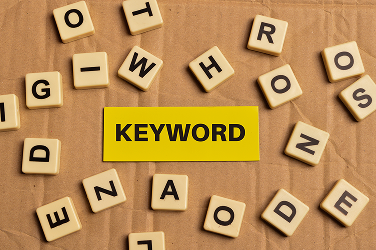 Letterblokjes met het woord keyword als symbool voor zoekwoorden op je website