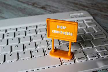 Under construction bordje op een toetsenbord als symbool voor een website in aanbouw
